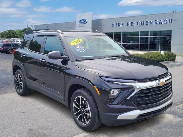 2025 Chevrolet TrailBlazer LT in Mosaic Black Metallic — front three-quarter view